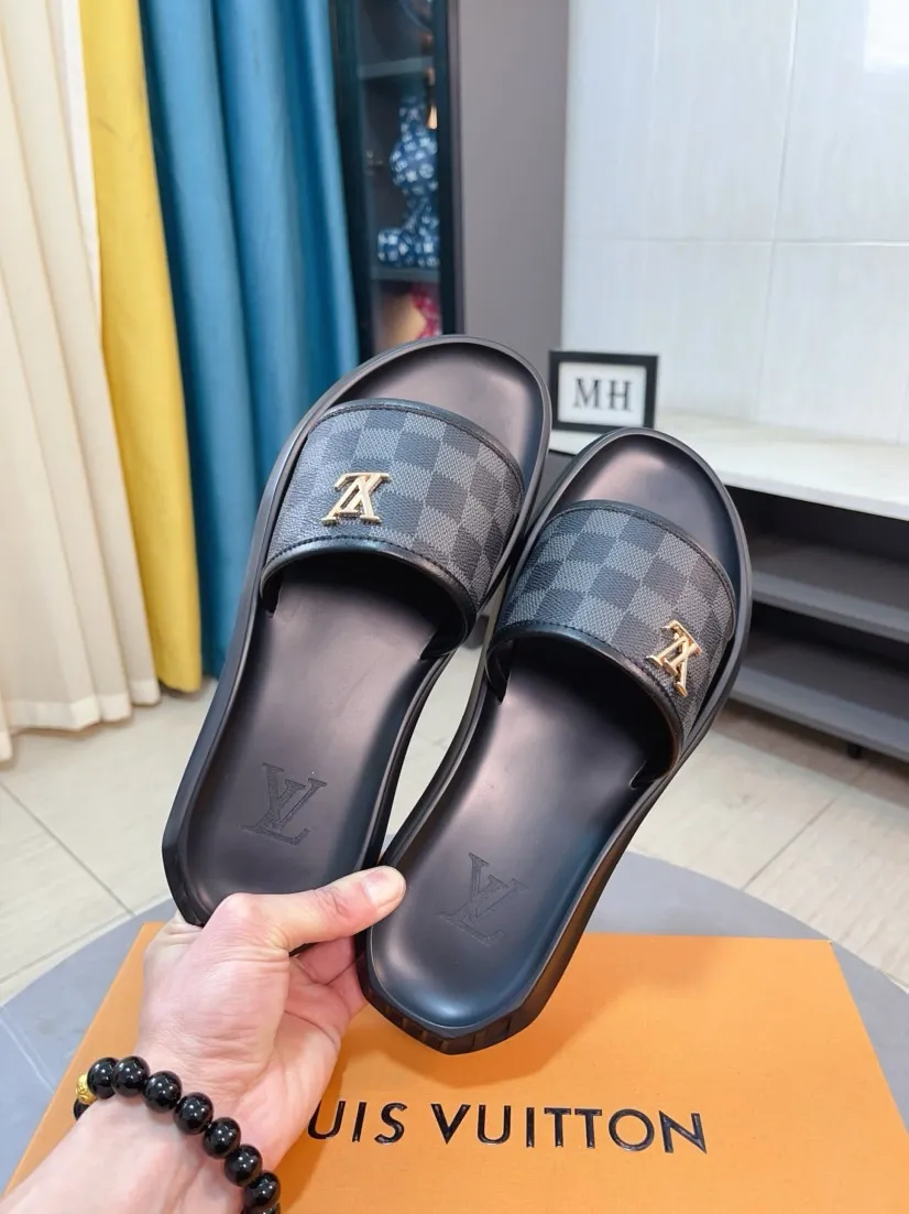 Men's shoes 💰260🌹🌹 (lv-Louis Vuitton) new men's sandals, high-end boutique, exquisite embossed logo decoration on the upper, fine workmanship, super soft soles, casual, loose and comfortable, a must-have in summer! \nsize：38-44